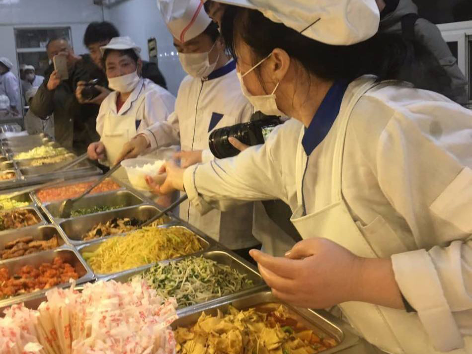 食堂承包公司如(rú)何提高(gāo)飯菜質量和(hé)服務